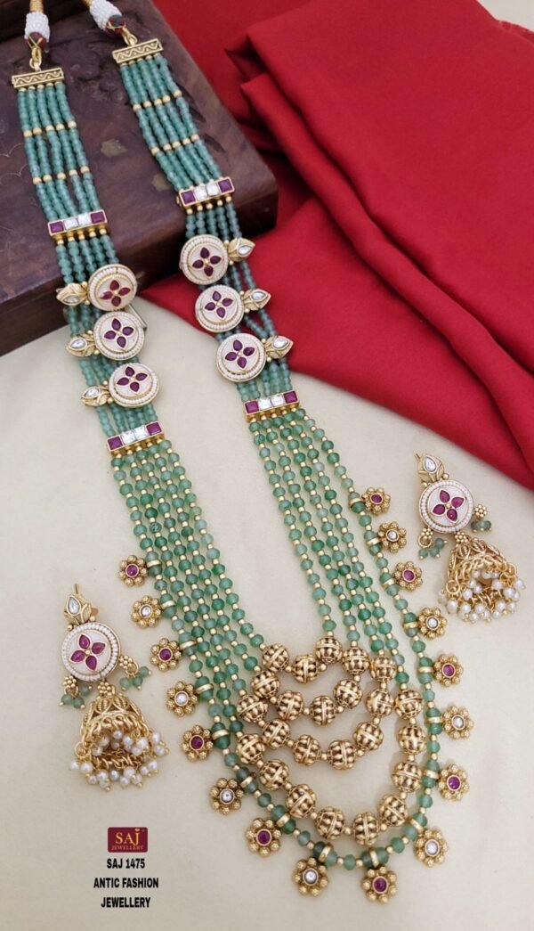 Exquisite Pearl Necklace Set with an Elegant and Timeless design